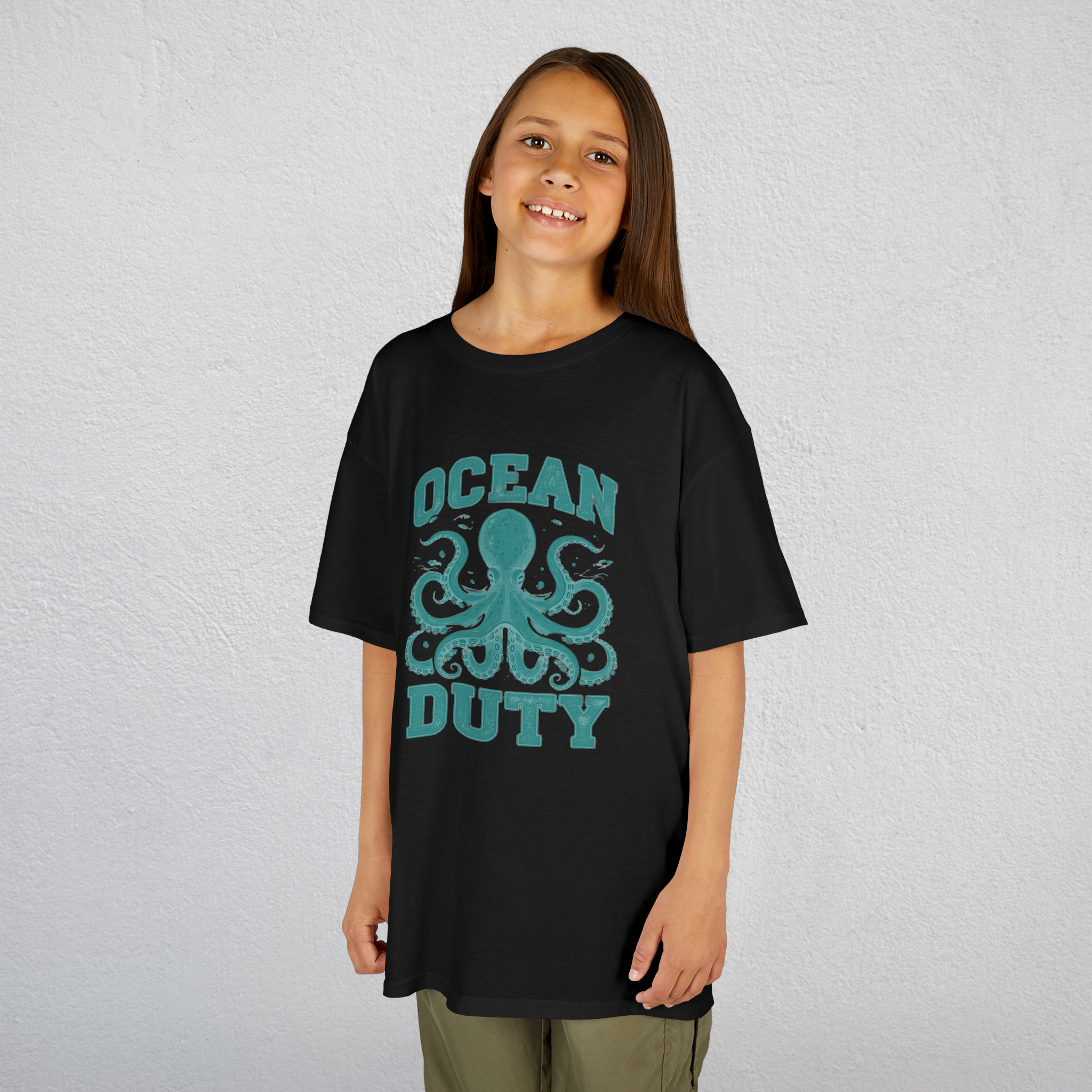 A girl wearing a black T-shirt from the Ocean Duty brand. On the front is a picture of an octopus and the words "Ocean Duty."